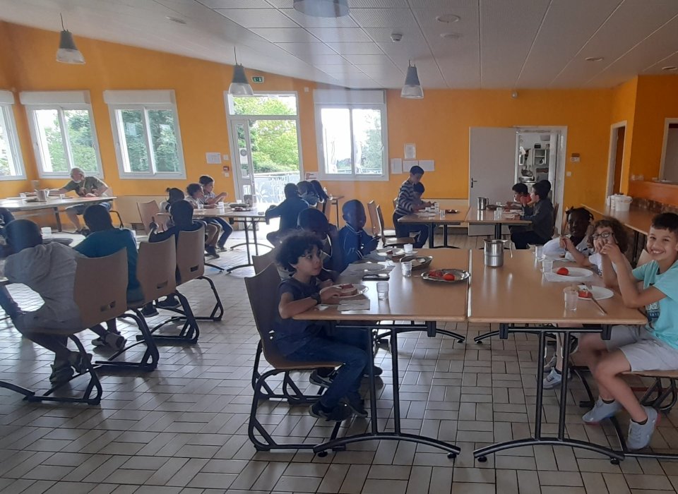 Un repas plus que convivial Les enfants déjeunent au réfectoire