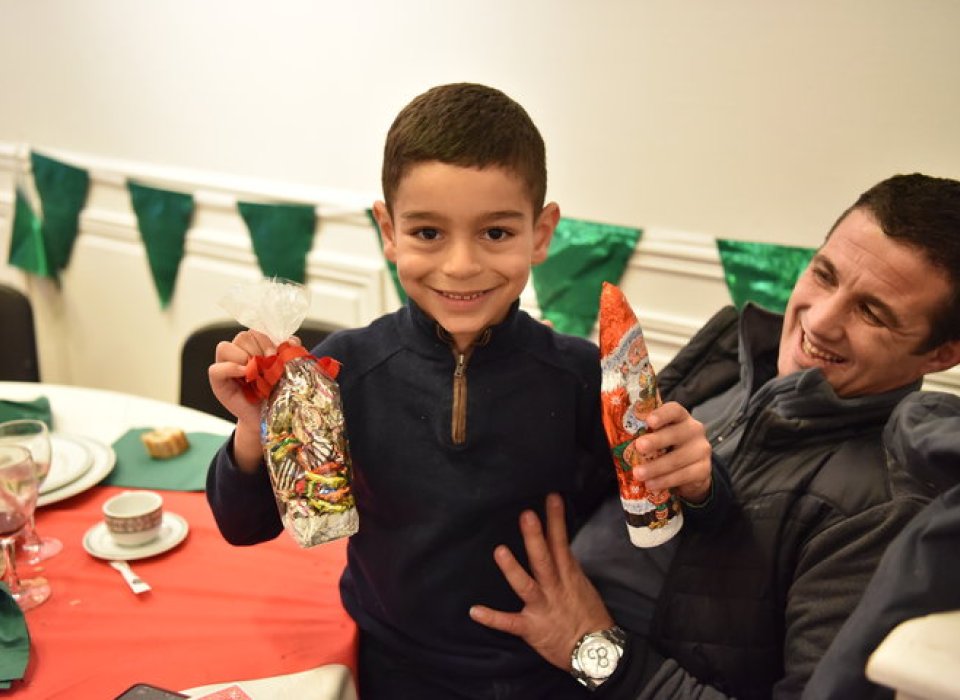 Un père et son fils au diner de Noël