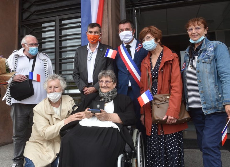 Remise de la Médaille de la ville à Marie-Thérèse Marie-Thérèse entourée du maire ainsi que des membres du Secours Catholique