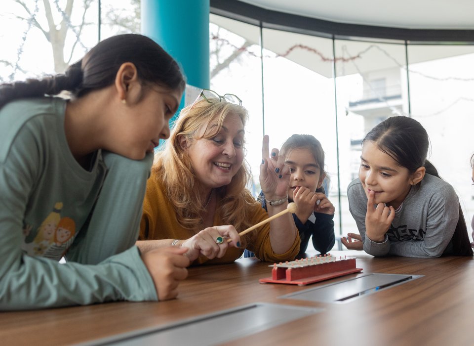 Les enfants apprennent les notes de musique 