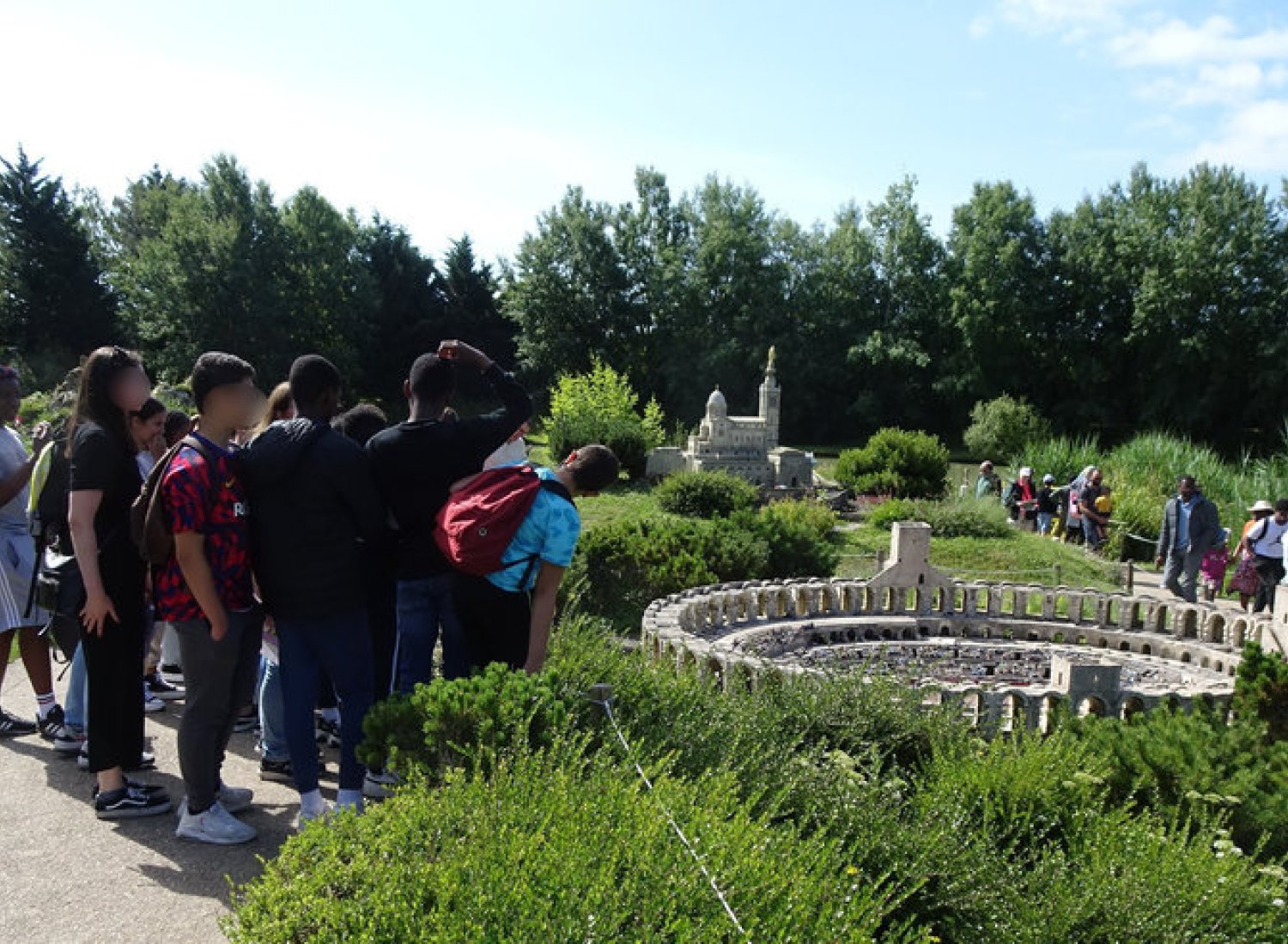 Par une journée ensoleillée, au parc de France miniature