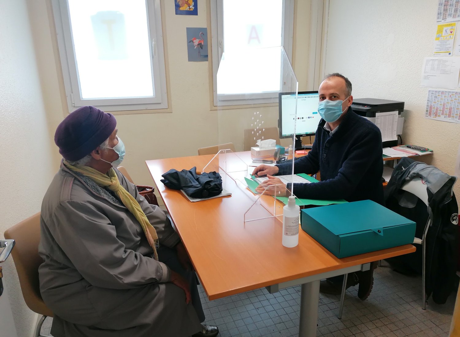 Un écrivain bénévole aide une personne avec ses tâches administratives sur ordinateur.